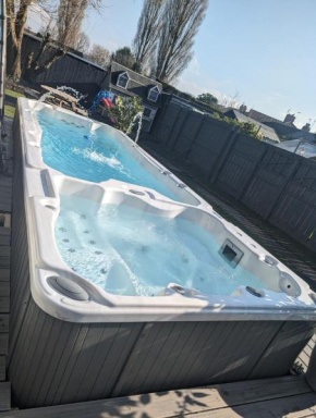 3 bed home, pool-hot tub & ev charger